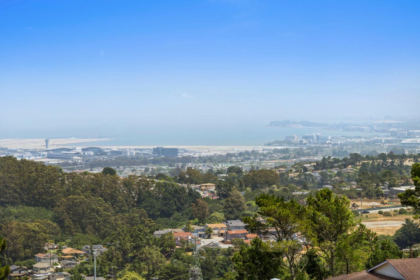 Detail Gallery Image 11 of 38 For 260 Lake Dr, San Bruno,  CA 94066 - 3 Beds | 3 Baths