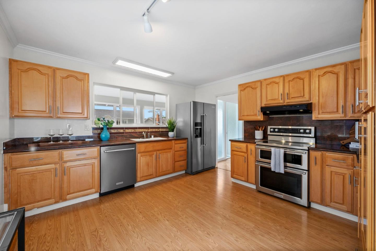 Detail Gallery Image 15 of 38 For 260 Lake Dr, San Bruno,  CA 94066 - 3 Beds | 3 Baths