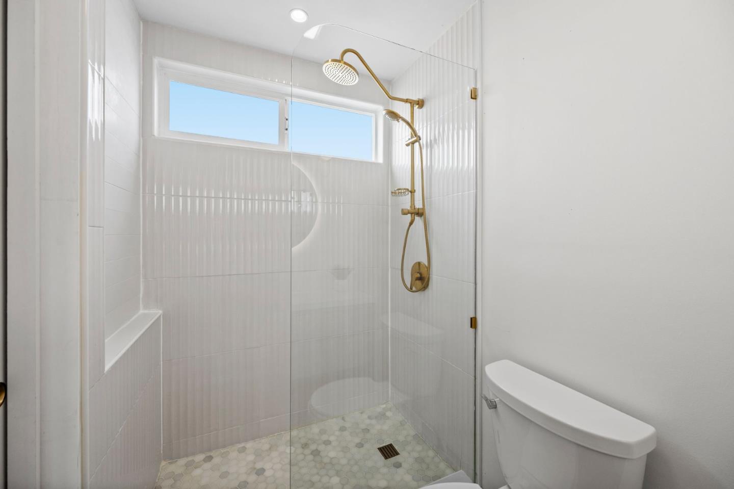 Detail Gallery Image 24 of 38 For 260 Lake Dr, San Bruno,  CA 94066 - 3 Beds | 3 Baths