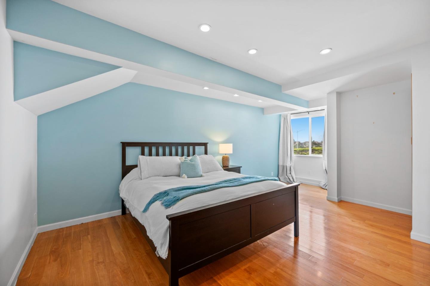 Detail Gallery Image 29 of 38 For 260 Lake Dr, San Bruno,  CA 94066 - 3 Beds | 3 Baths
