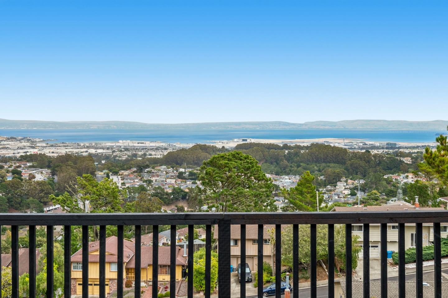 Detail Gallery Image 7 of 38 For 260 Lake Dr, San Bruno,  CA 94066 - 3 Beds | 3 Baths