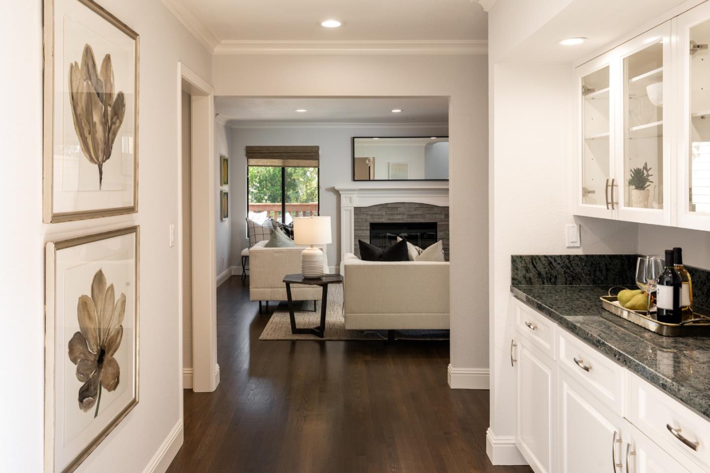 Detail Gallery Image 14 of 35 For 2 Hallmark Cir, Menlo Park,  CA 94025 - 3 Beds | 2/1 Baths