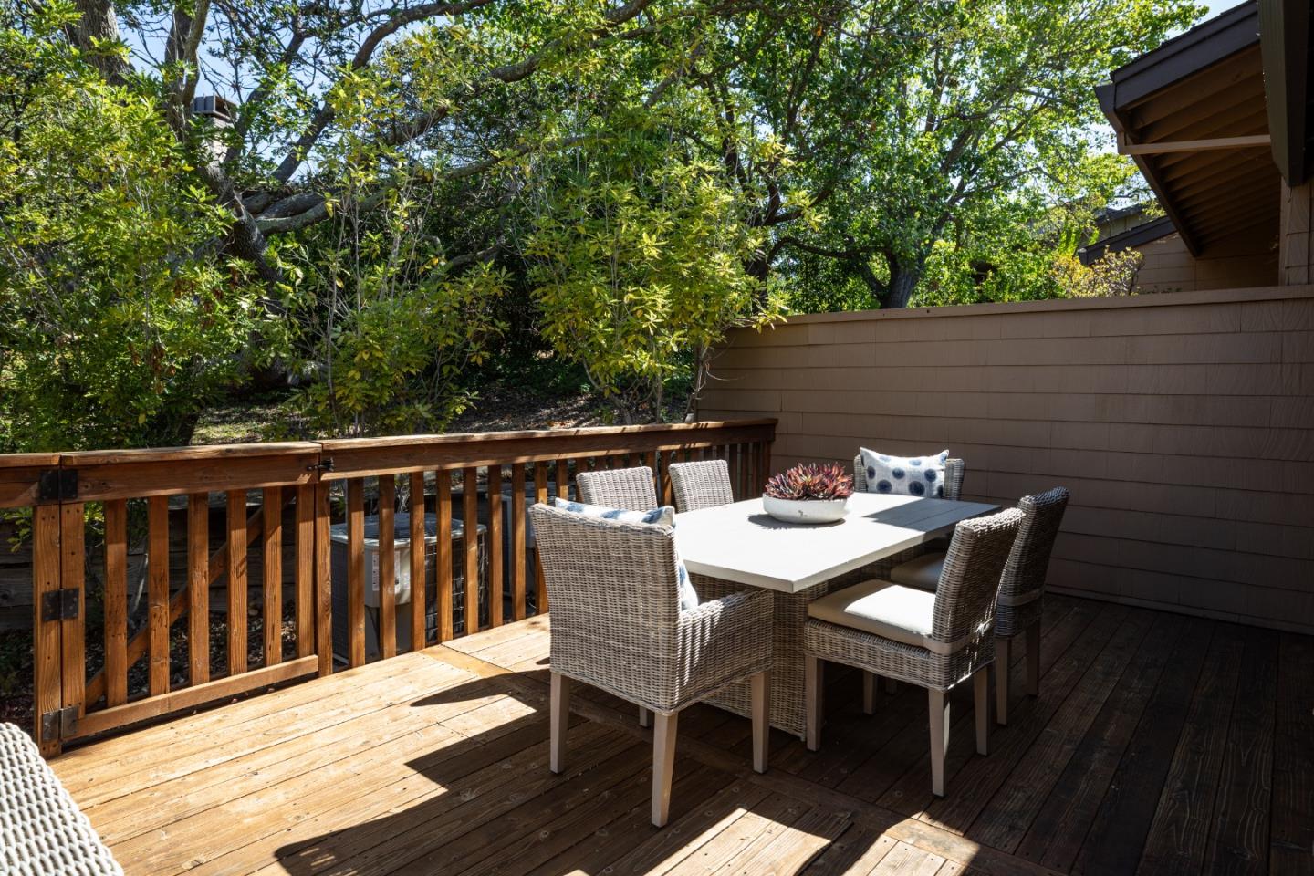 Detail Gallery Image 16 of 35 For 2 Hallmark Cir, Menlo Park,  CA 94025 - 3 Beds | 2/1 Baths
