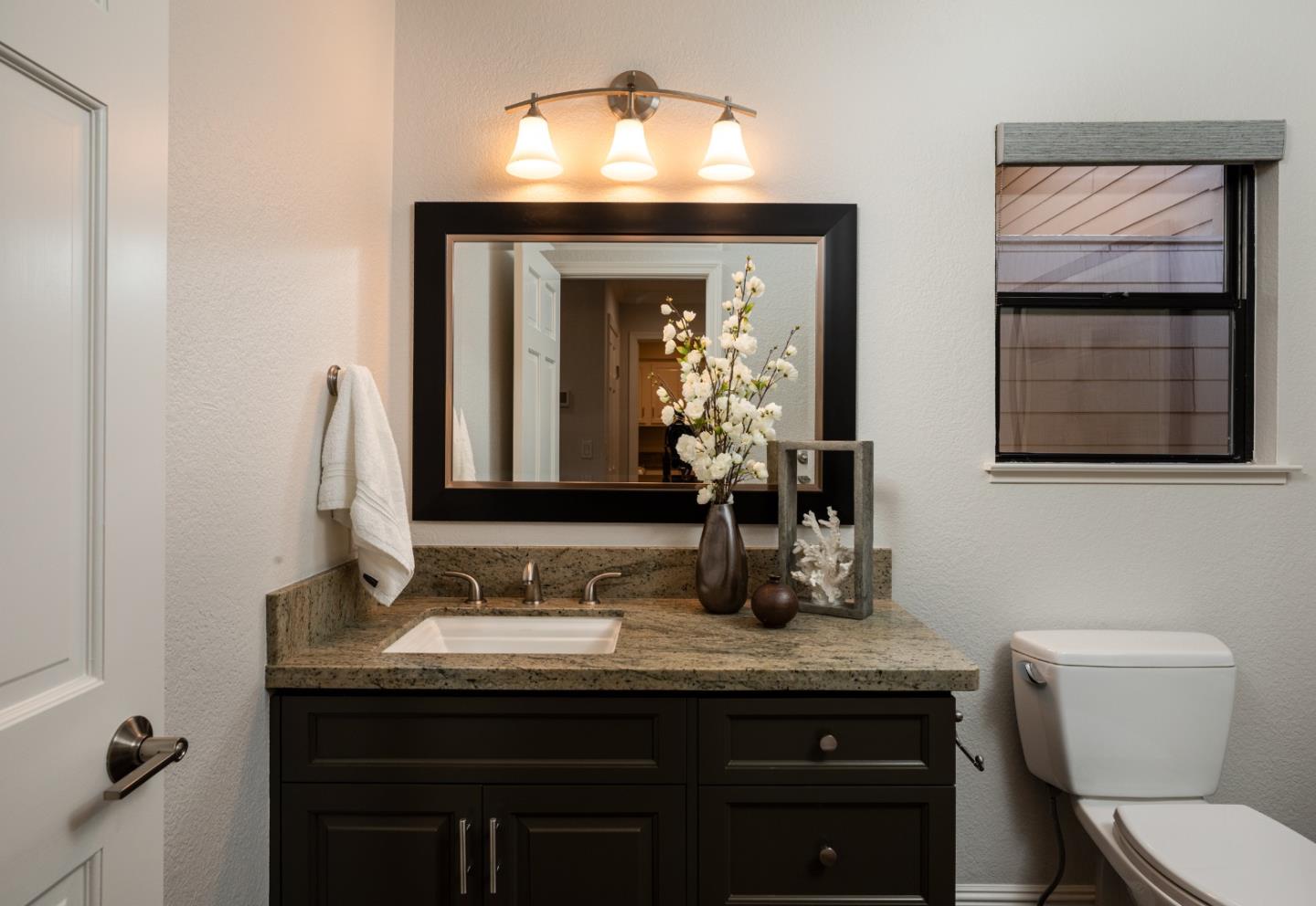 Detail Gallery Image 18 of 35 For 2 Hallmark Cir, Menlo Park,  CA 94025 - 3 Beds | 2/1 Baths