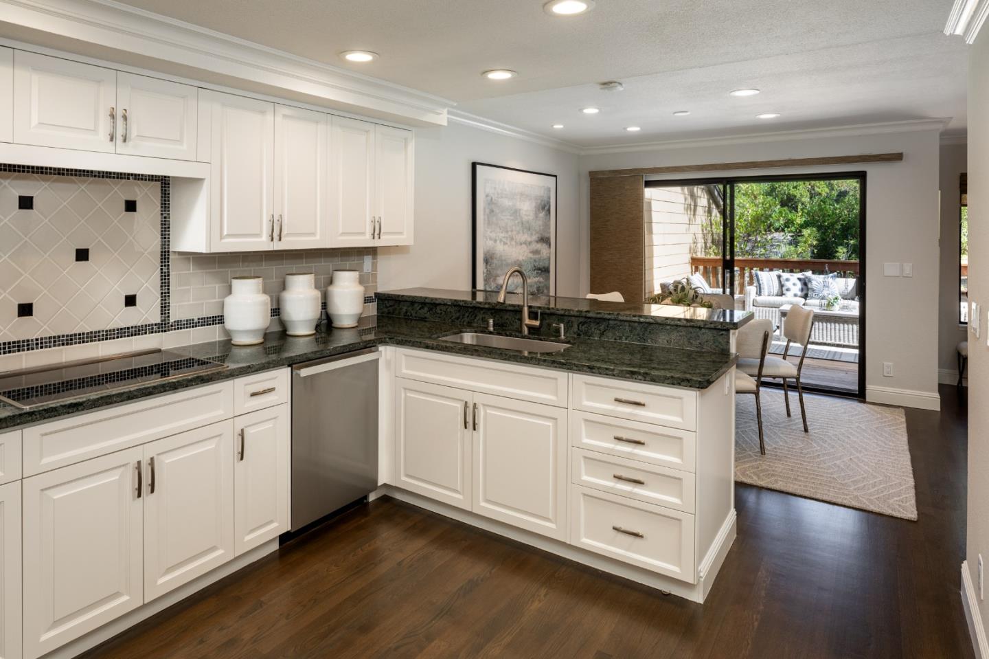 Detail Gallery Image 8 of 35 For 2 Hallmark Cir, Menlo Park,  CA 94025 - 3 Beds | 2/1 Baths