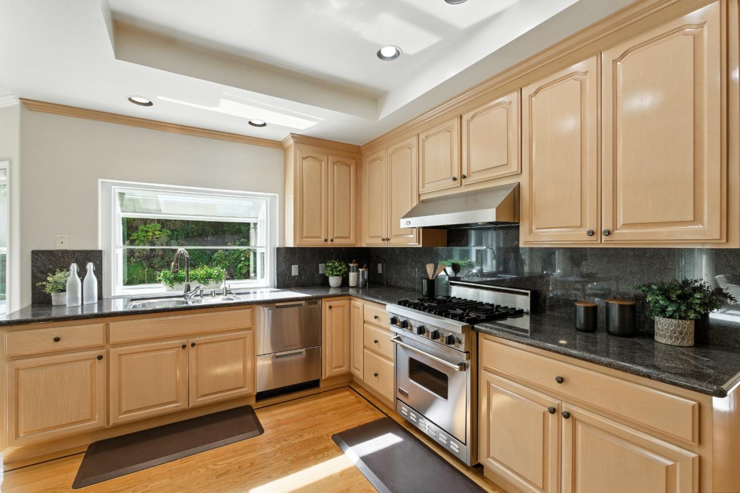 Detail Gallery Image 8 of 54 For 3711 Hamilton Way, Redwood City,  CA 94062 - 4 Beds | 3 Baths