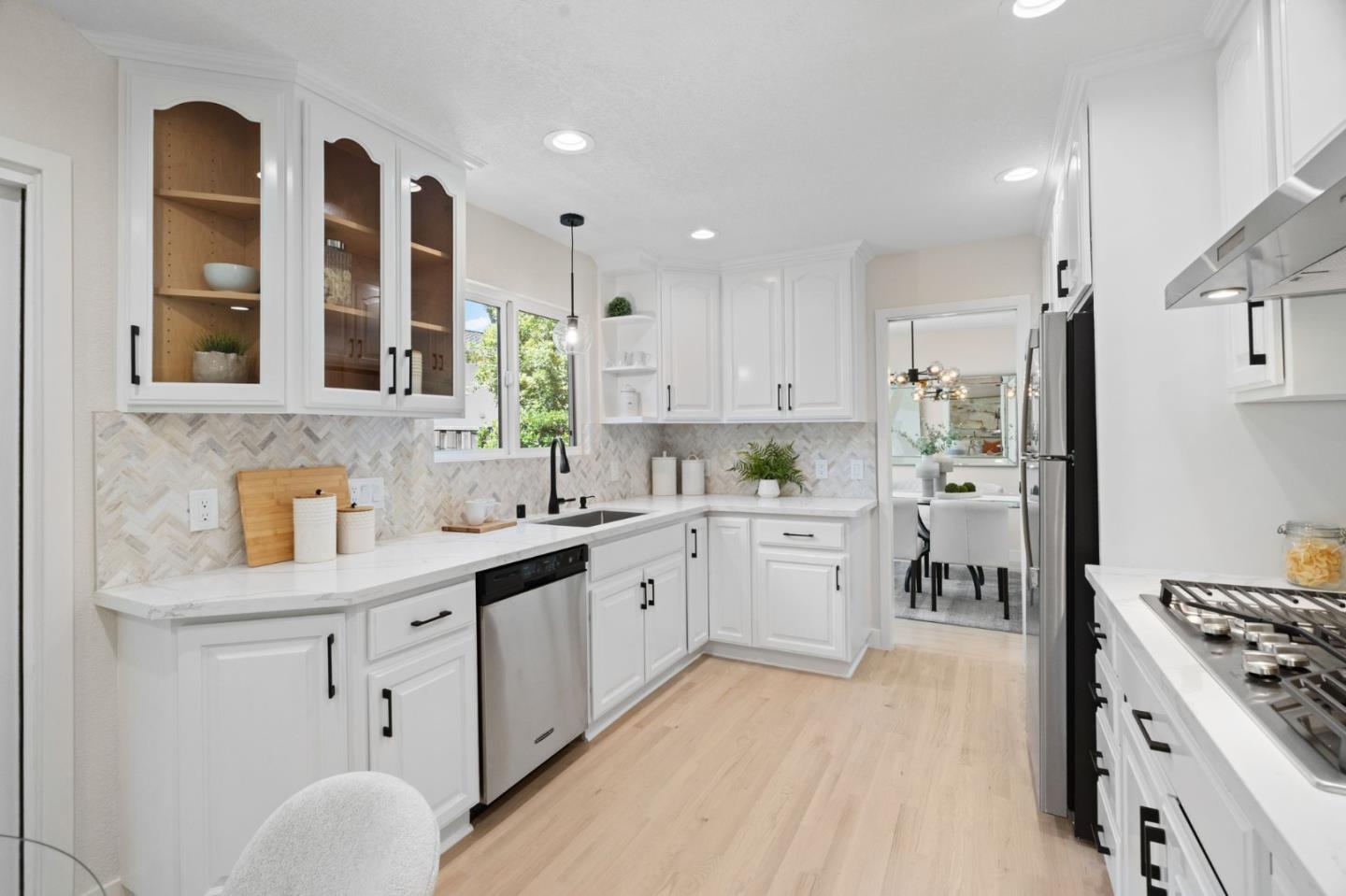 Detail Gallery Image 13 of 43 For 1049 Bigoak Ct, San Jose,  CA 95129 - 5 Beds | 2/1 Baths