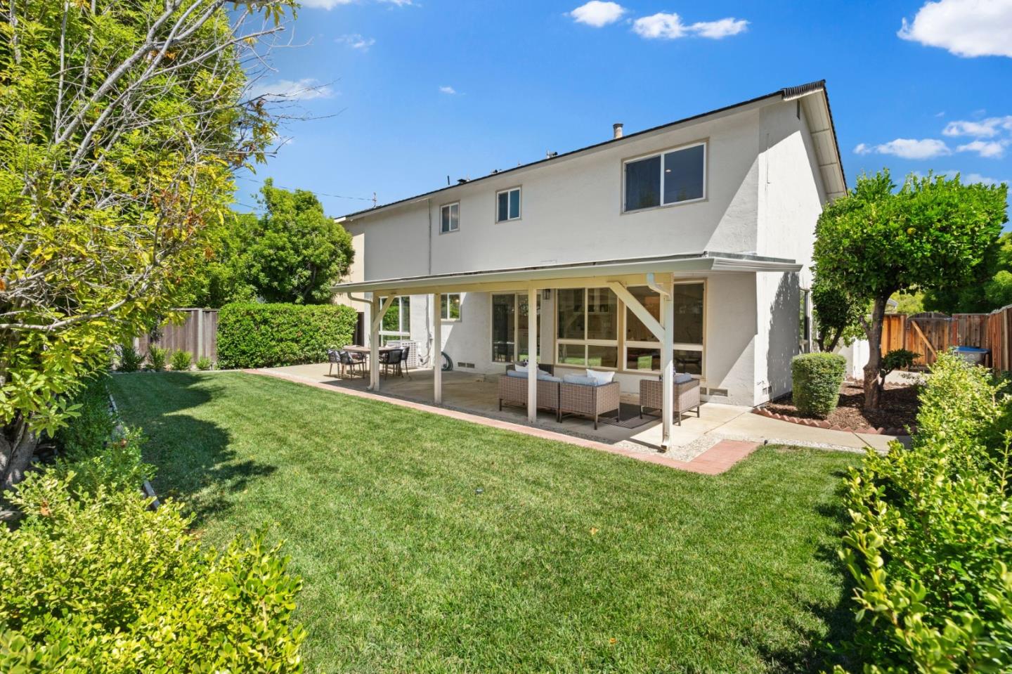 Detail Gallery Image 3 of 43 For 1049 Bigoak Ct, San Jose,  CA 95129 - 5 Beds | 2/1 Baths