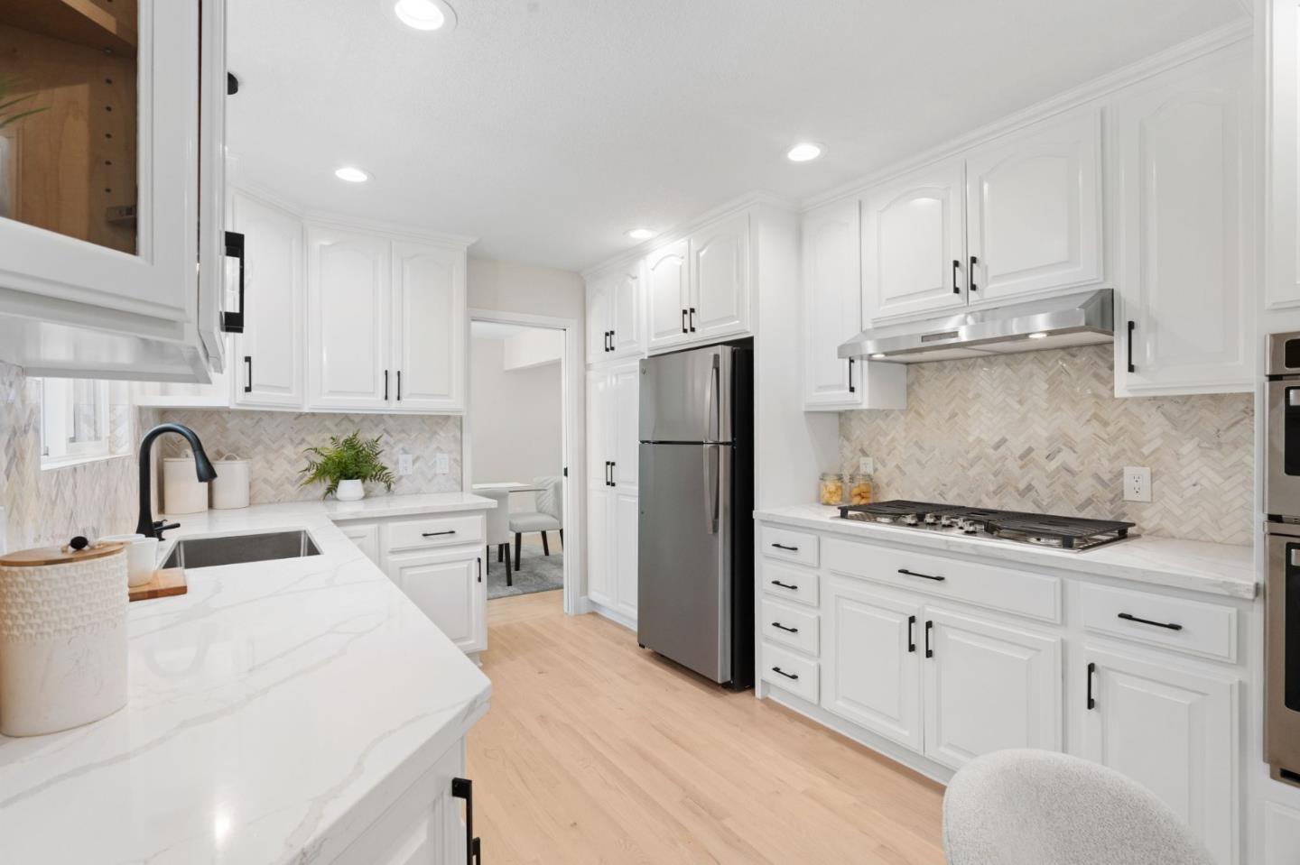 Detail Gallery Image 5 of 43 For 1049 Bigoak Ct, San Jose,  CA 95129 - 5 Beds | 2/1 Baths