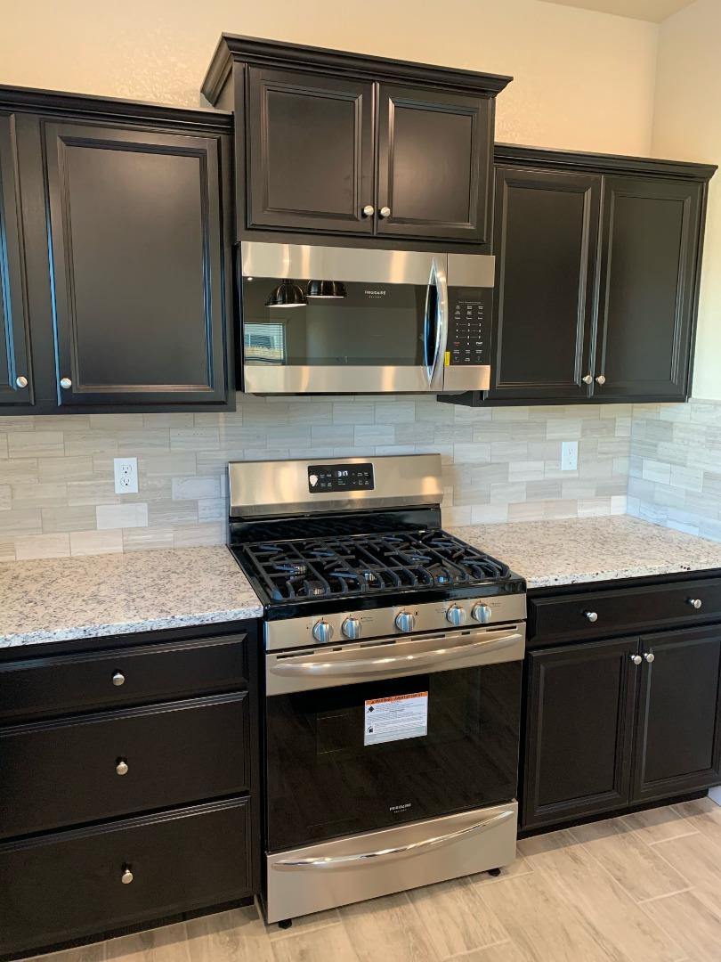 Detail Gallery Image 2 of 13 For 2439 Valdes Dr, Merced,  CA 95340 - 5 Beds | 2/1 Baths
