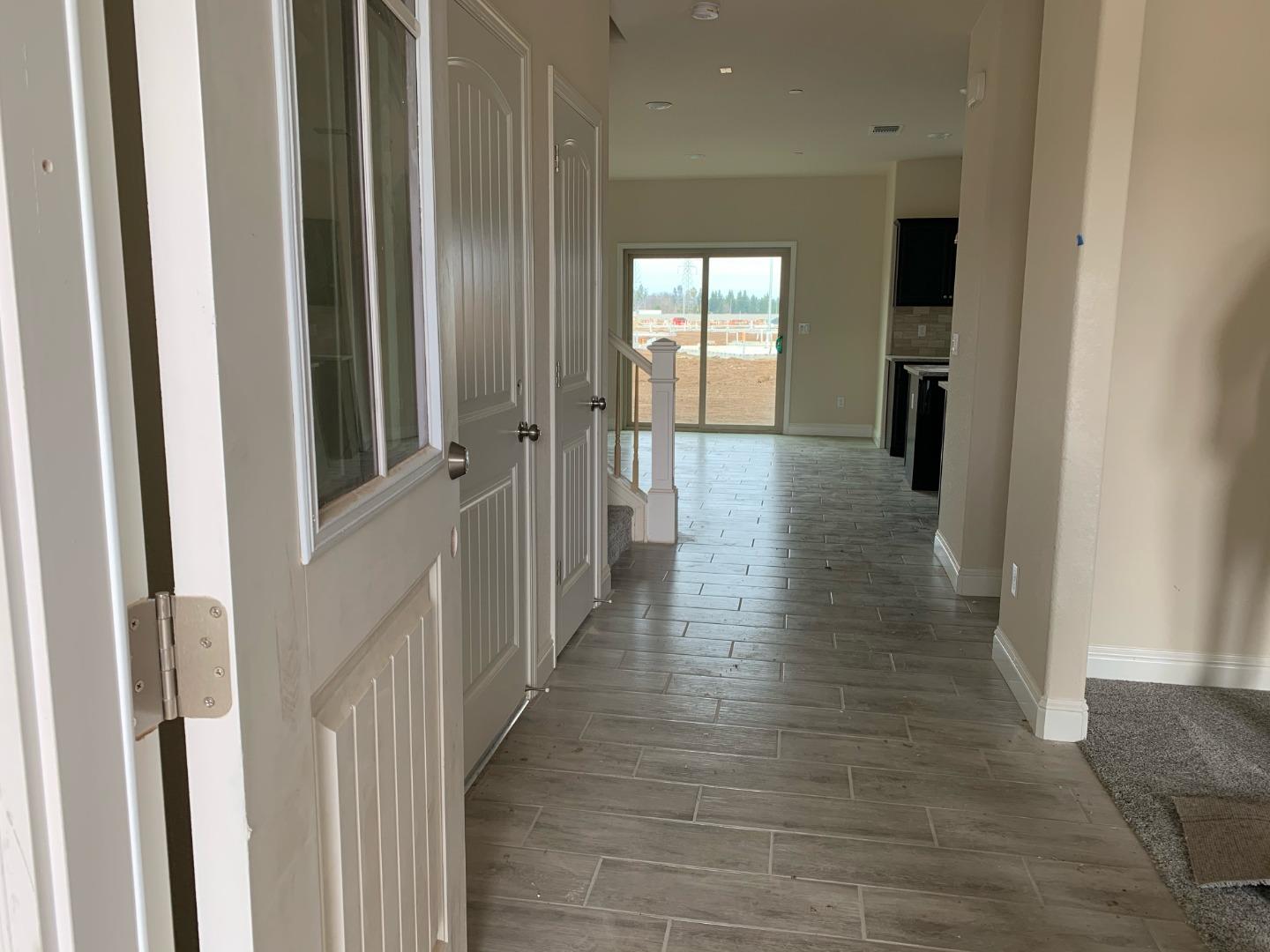 Detail Gallery Image 3 of 13 For 2439 Valdes Dr, Merced,  CA 95340 - 5 Beds | 2/1 Baths