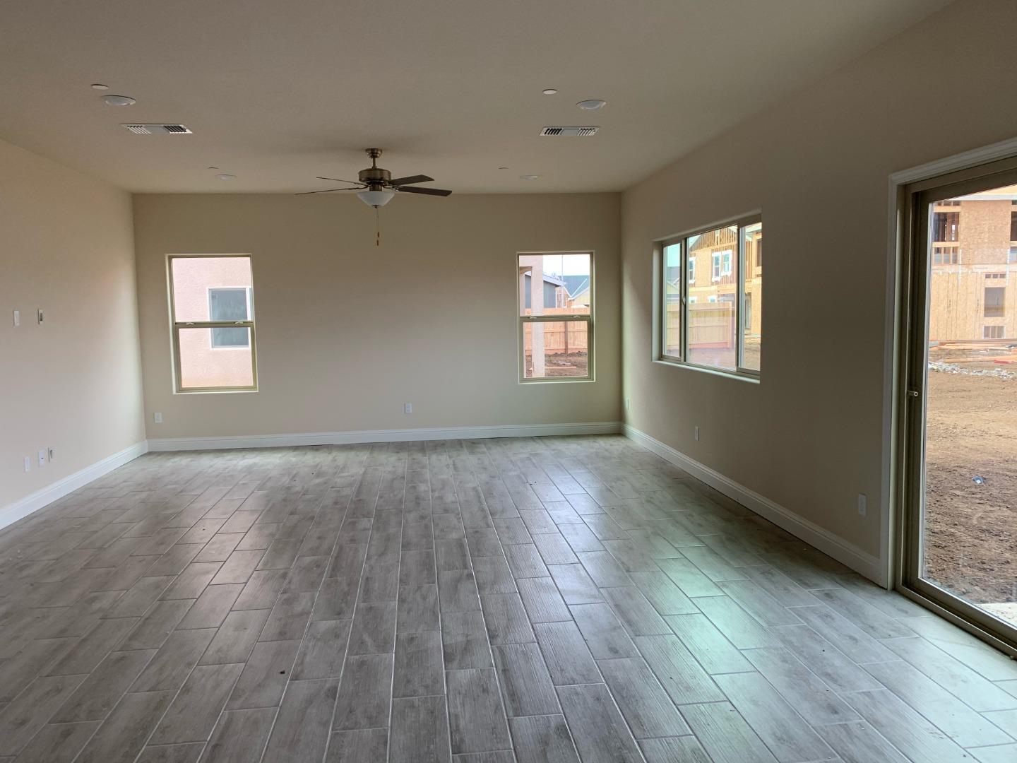 Detail Gallery Image 7 of 13 For 2439 Valdes Dr, Merced,  CA 95340 - 5 Beds | 2/1 Baths