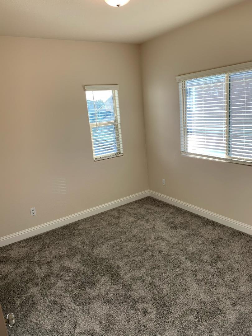 Detail Gallery Image 8 of 13 For 2439 Valdes Dr, Merced,  CA 95340 - 5 Beds | 2/1 Baths