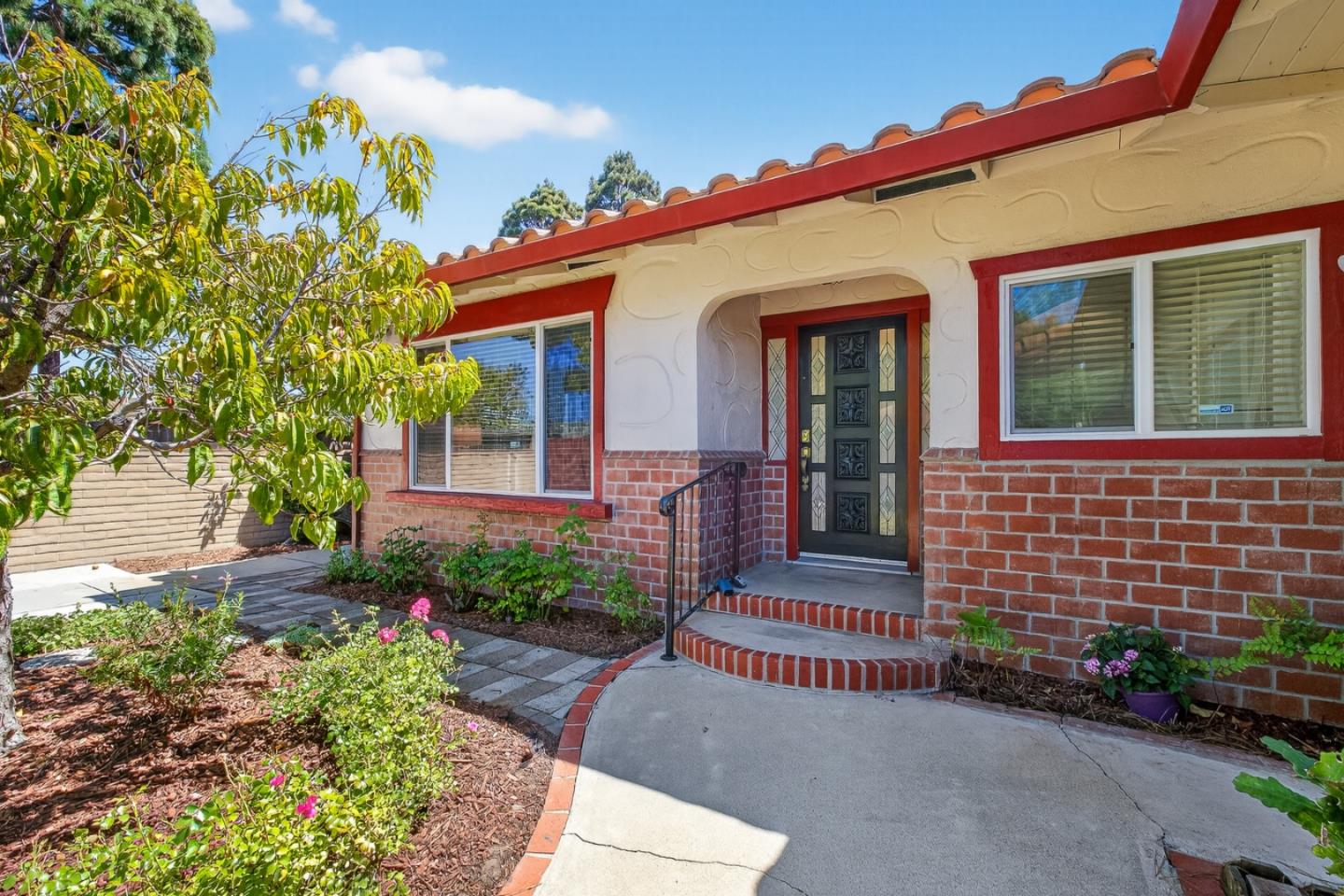 Detail Gallery Image 2 of 55 For 1101 Greenwood Pl, Salinas,  CA 93901 - 3 Beds | 2 Baths