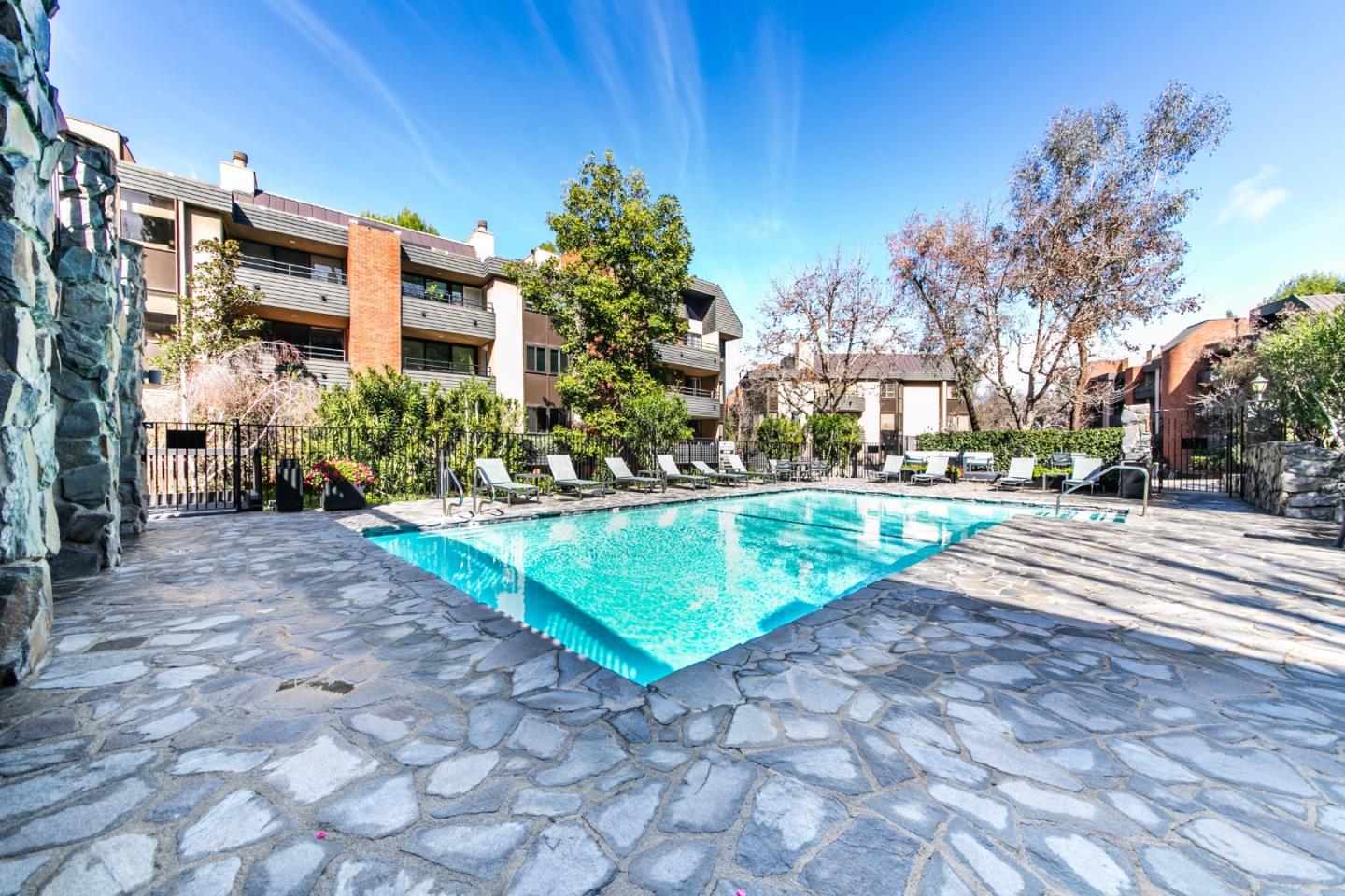 Detail Gallery Image 38 of 46 For 4728 Park Encino Ln #318,  Encino,  CA 91436 - 2 Beds | 2 Baths