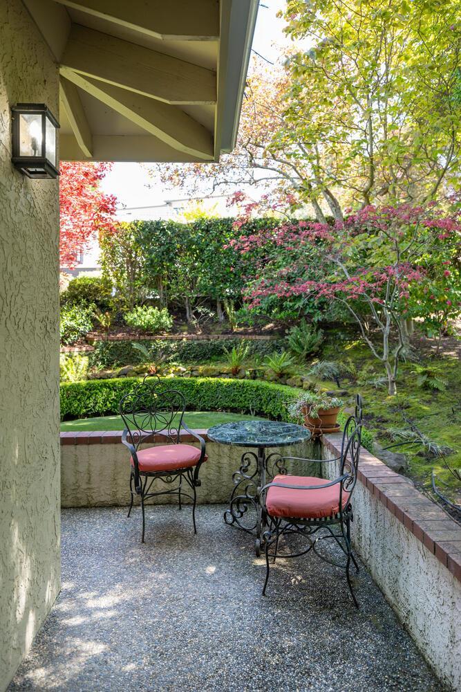 Detail Gallery Image 16 of 74 For 1162 Barroilhet Dr, Hillsborough,  CA 94010 - 4 Beds | 4/2 Baths