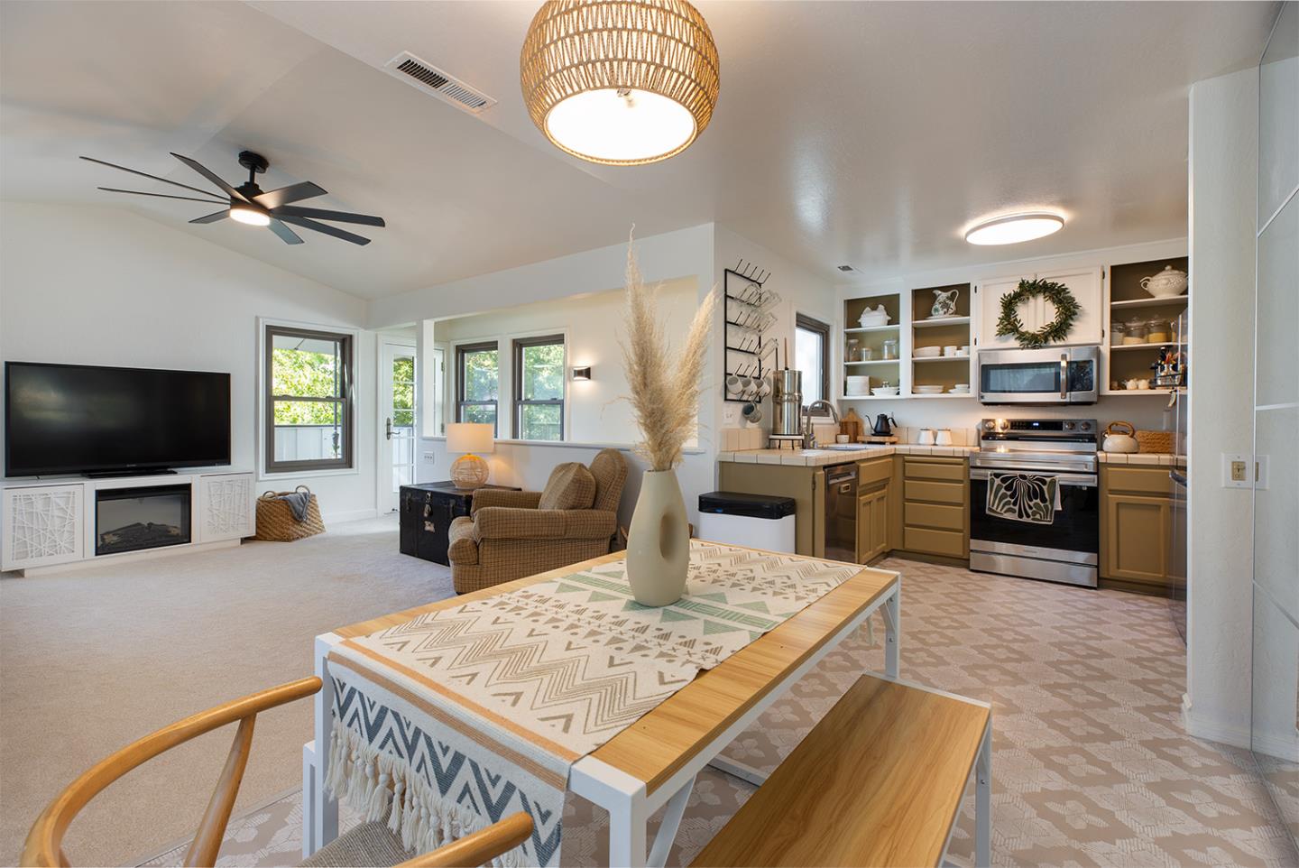 Detail Gallery Image 4 of 25 For 296 Grace Way, Scotts Valley,  CA 95066 - 3 Beds | 2/1 Baths