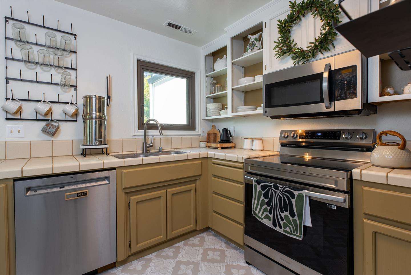 Detail Gallery Image 8 of 25 For 296 Grace Way, Scotts Valley,  CA 95066 - 3 Beds | 2/1 Baths