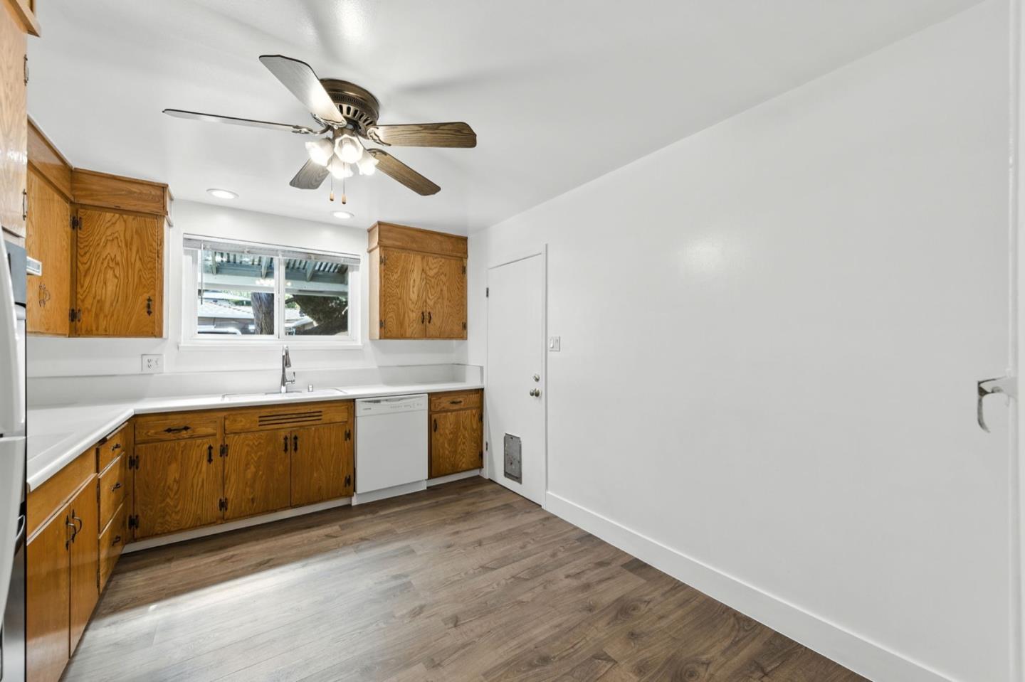 Detail Gallery Image 4 of 14 For 1123 Hudson St, Redwood City,  CA 94061 - 2 Beds | 1 Baths