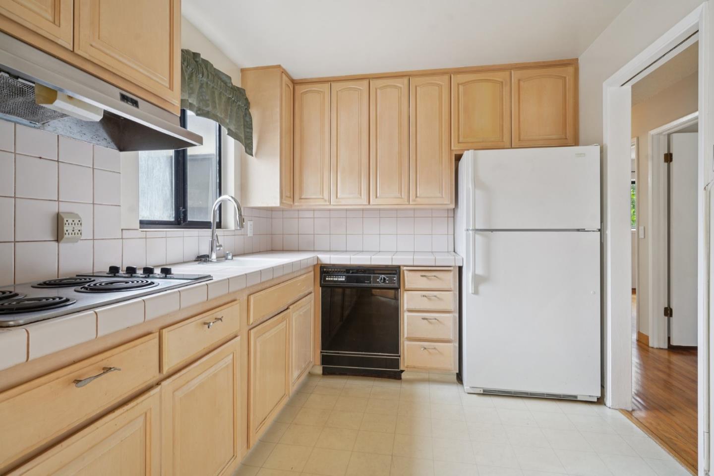 Detail Gallery Image 2 of 42 For 704 Arleen Way, Pacifica,  CA 94044 - 3 Beds | 2 Baths