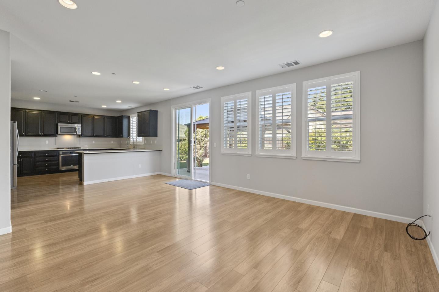 Detail Gallery Image 11 of 35 For 900 Verissimo Ct, Hollister,  CA 95023 - 3 Beds | 2/1 Baths