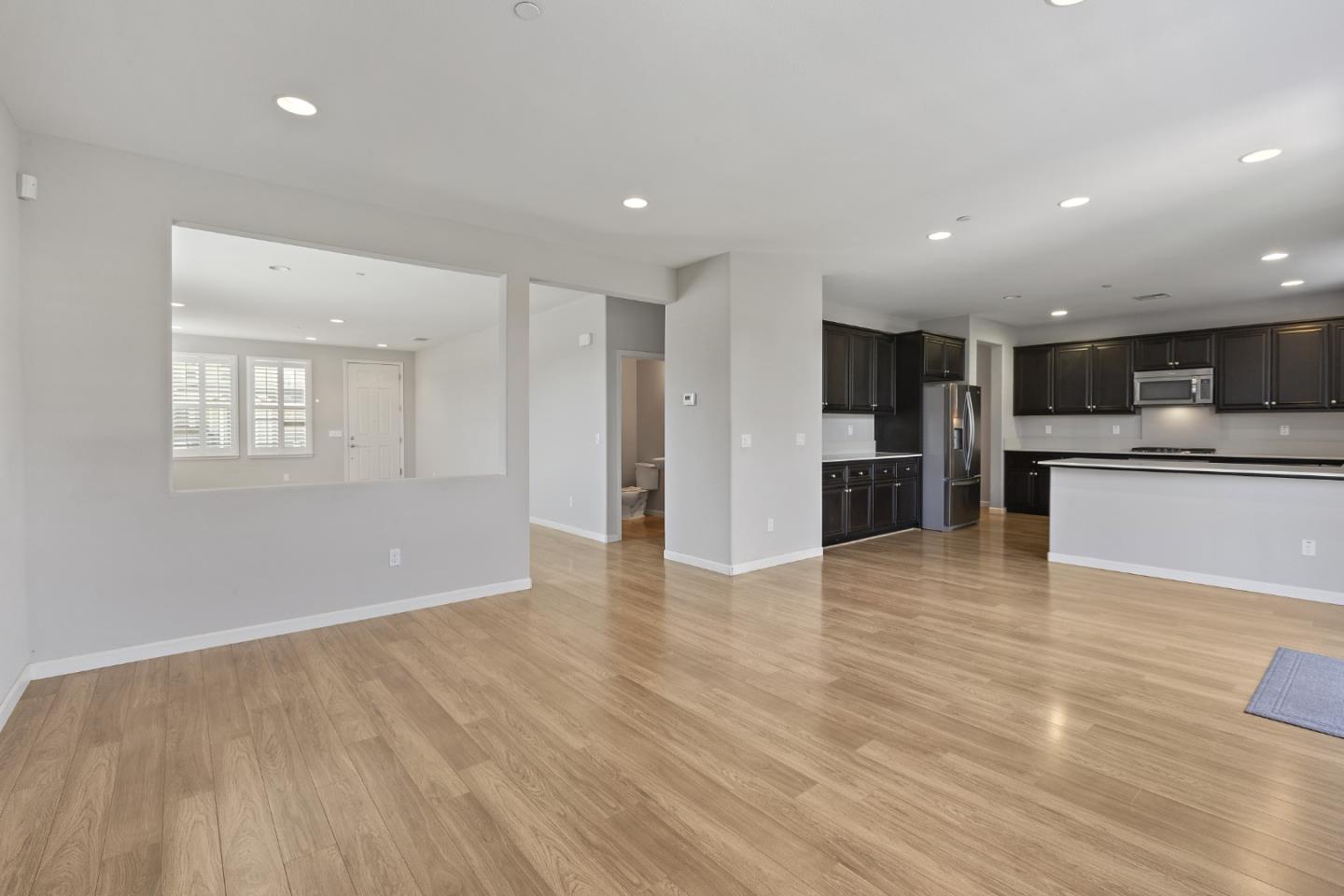 Detail Gallery Image 12 of 35 For 900 Verissimo Ct, Hollister,  CA 95023 - 3 Beds | 2/1 Baths