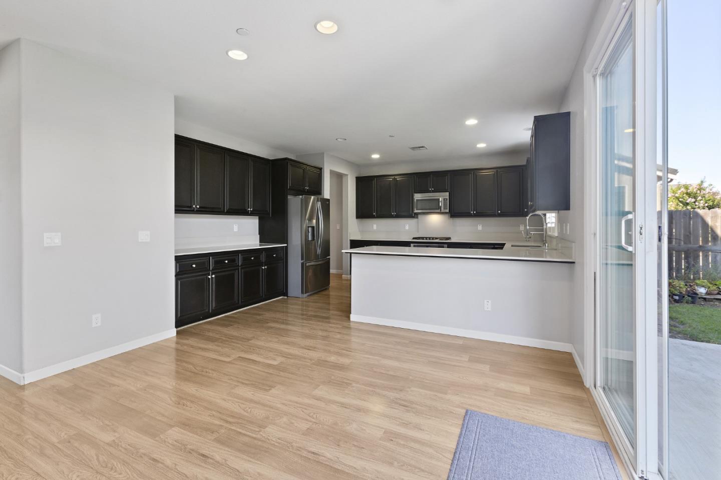 Detail Gallery Image 14 of 35 For 900 Verissimo Ct, Hollister,  CA 95023 - 3 Beds | 2/1 Baths