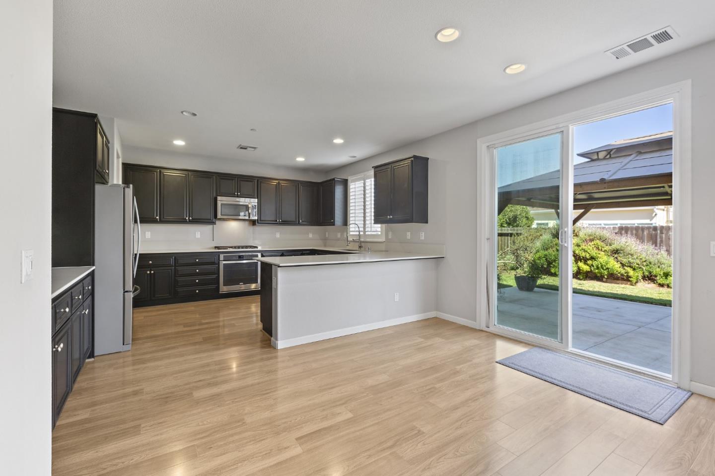 Detail Gallery Image 15 of 35 For 900 Verissimo Ct, Hollister,  CA 95023 - 3 Beds | 2/1 Baths