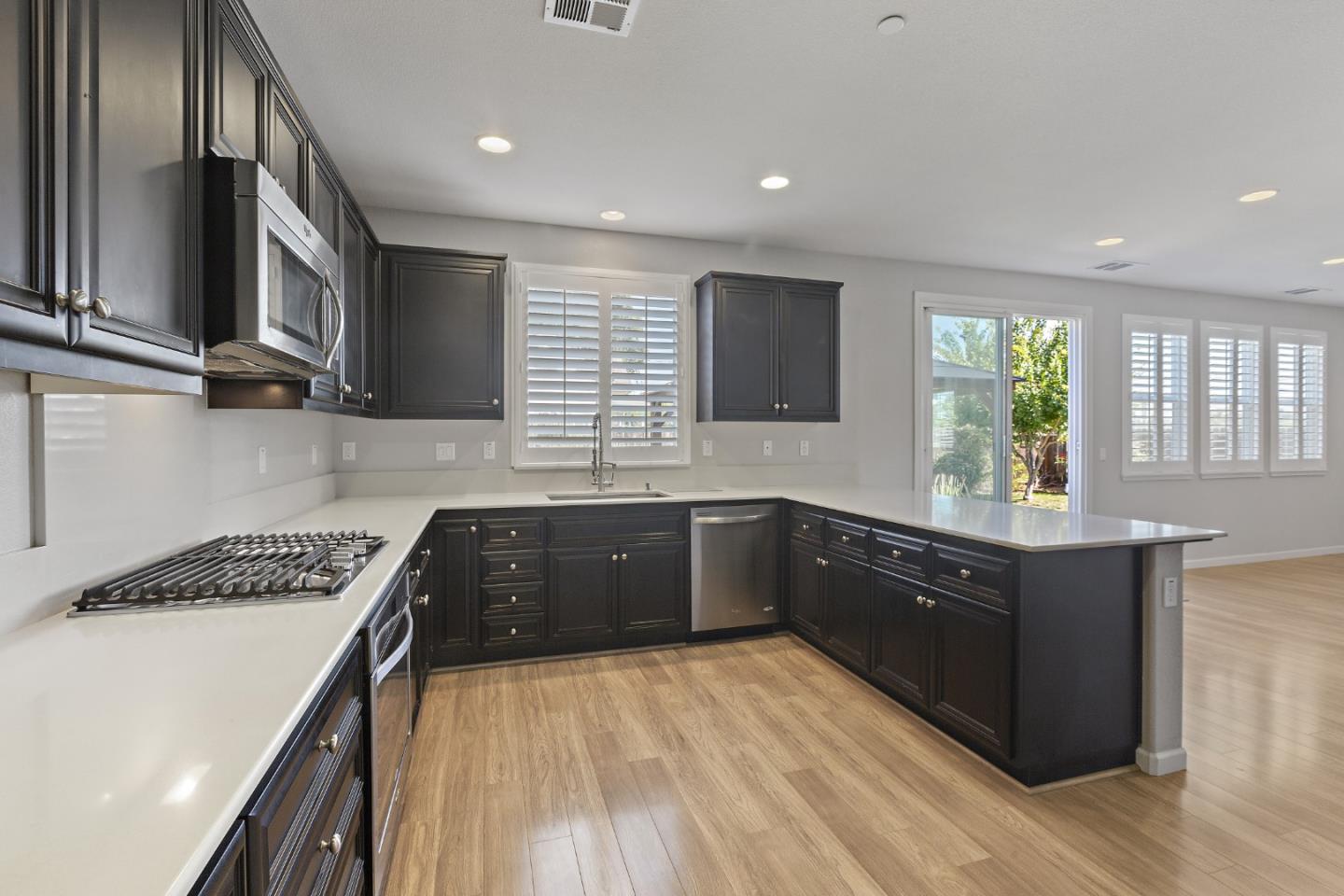 Detail Gallery Image 17 of 35 For 900 Verissimo Ct, Hollister,  CA 95023 - 3 Beds | 2/1 Baths
