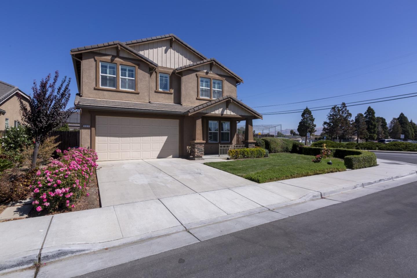 Detail Gallery Image 4 of 35 For 900 Verissimo Ct, Hollister,  CA 95023 - 3 Beds | 2/1 Baths