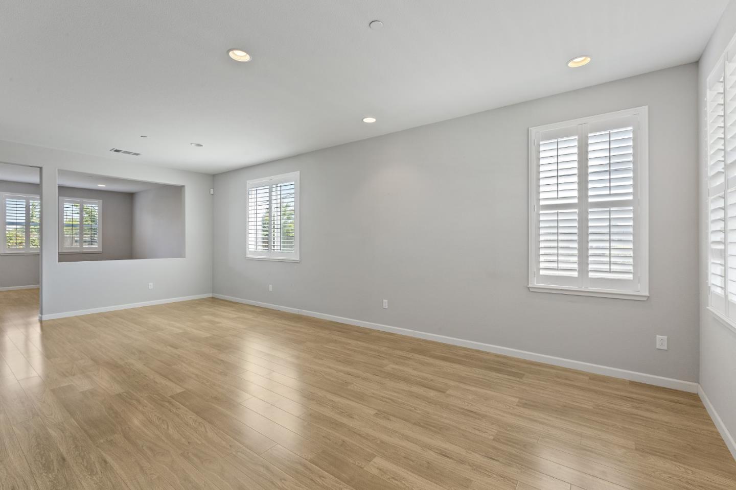 Detail Gallery Image 6 of 35 For 900 Verissimo Ct, Hollister,  CA 95023 - 3 Beds | 2/1 Baths