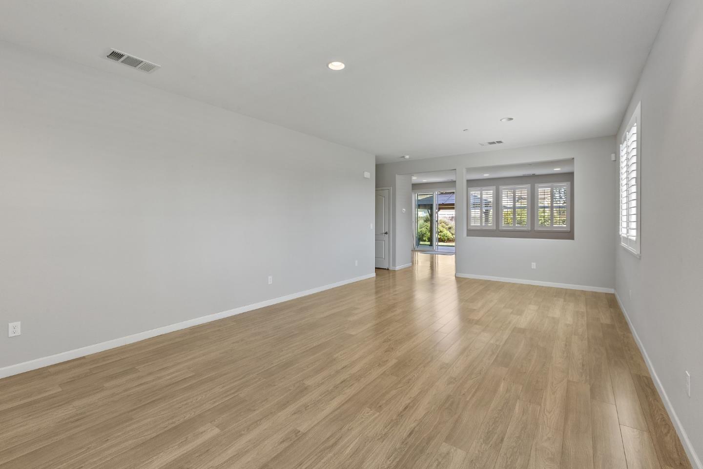 Detail Gallery Image 7 of 35 For 900 Verissimo Ct, Hollister,  CA 95023 - 3 Beds | 2/1 Baths