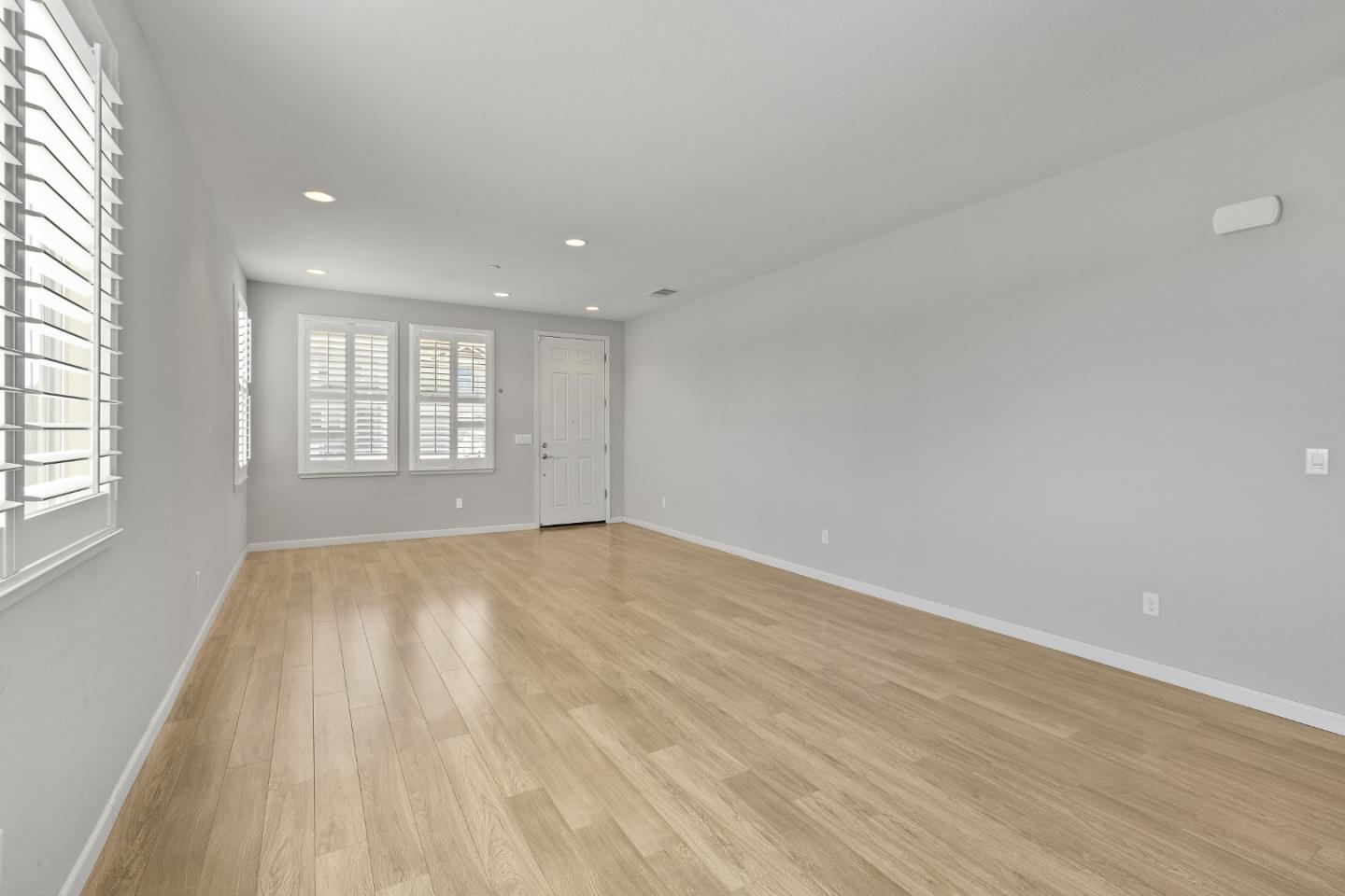 Detail Gallery Image 8 of 35 For 900 Verissimo Ct, Hollister,  CA 95023 - 3 Beds | 2/1 Baths
