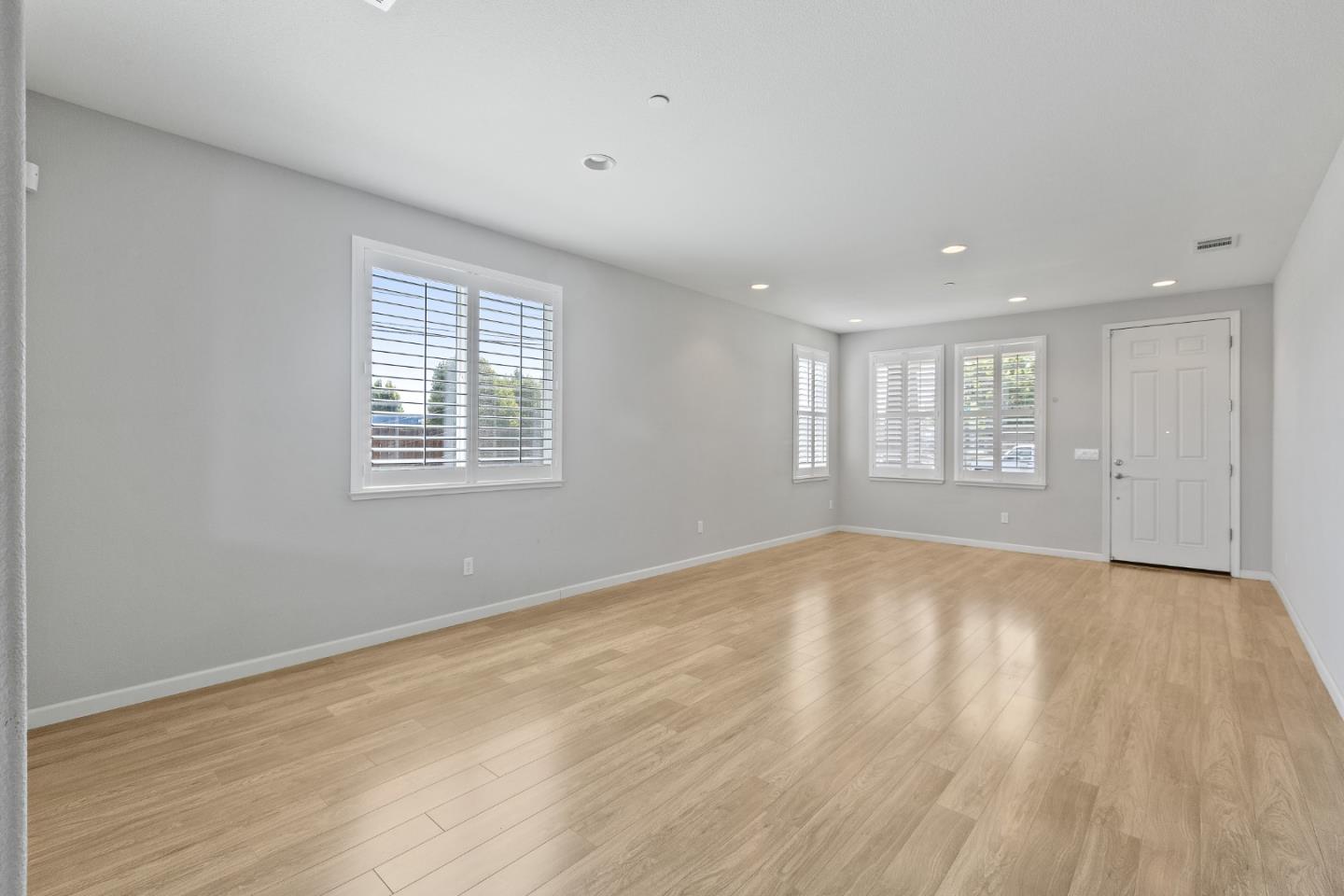 Detail Gallery Image 9 of 35 For 900 Verissimo Ct, Hollister,  CA 95023 - 3 Beds | 2/1 Baths