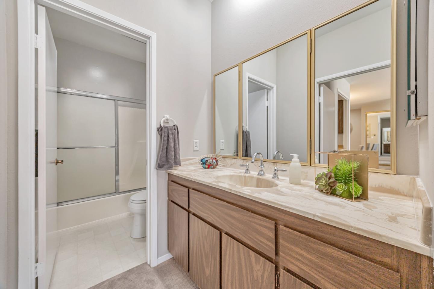 Detail Gallery Image 16 of 27 For 1427 Floribunda Ave #304,  Burlingame,  CA 94010 - 2 Beds | 2 Baths