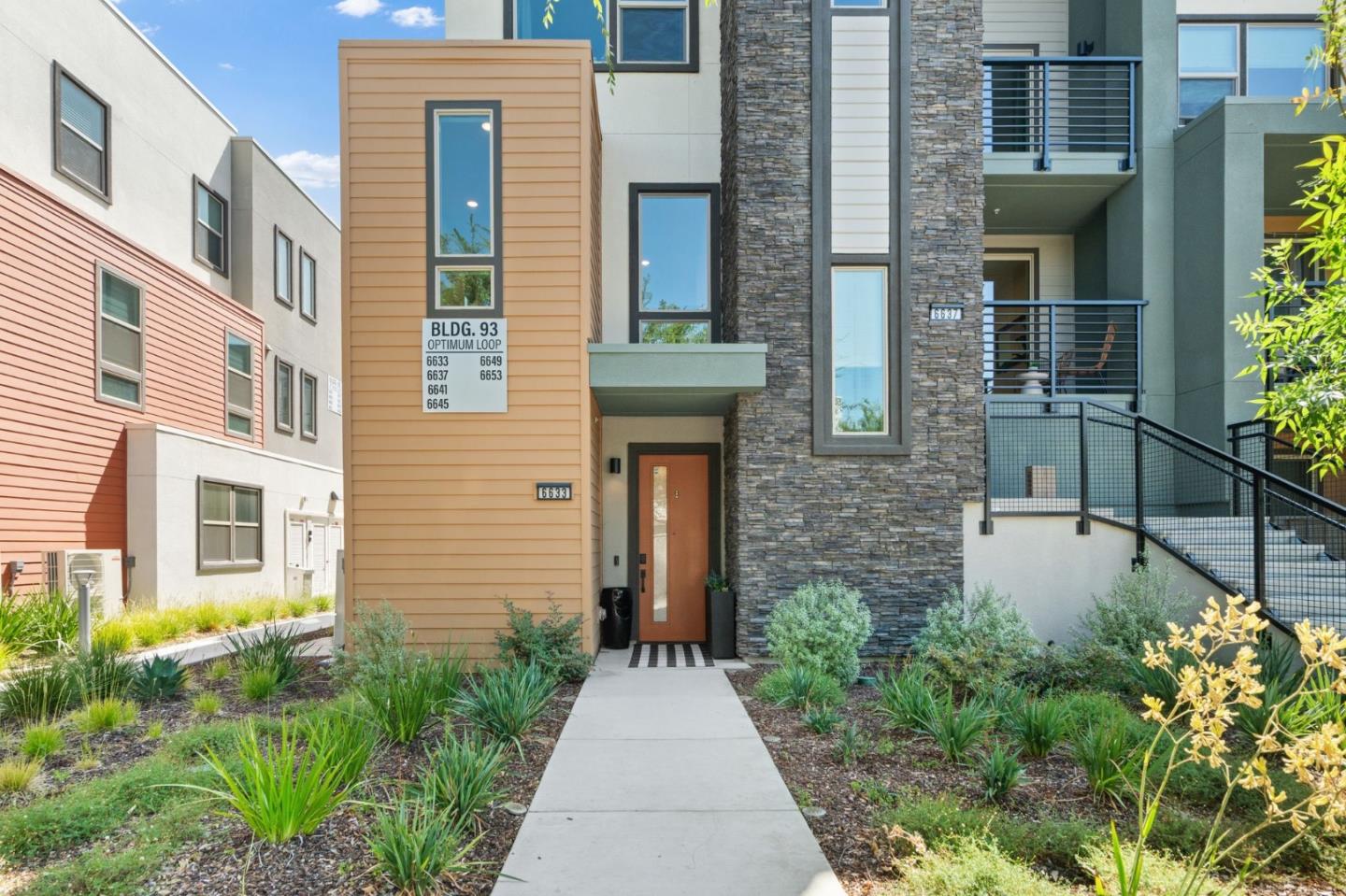 Detail Gallery Image 1 of 22 For 6633 Optimum Loop, San Jose,  CA 95119 - 3 Beds | 3 Baths