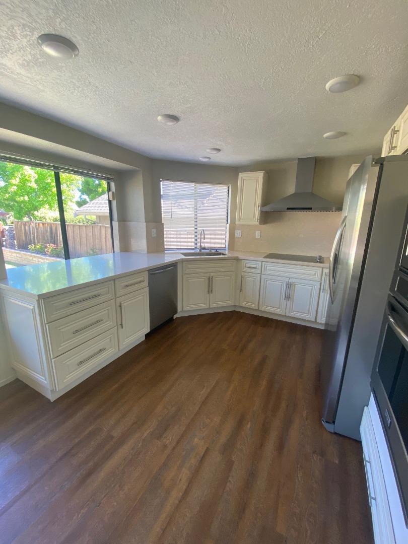 Detail Gallery Image 9 of 23 For 609 Somerset Ln, Foster City,  CA 94404 - 4 Beds | 2/1 Baths