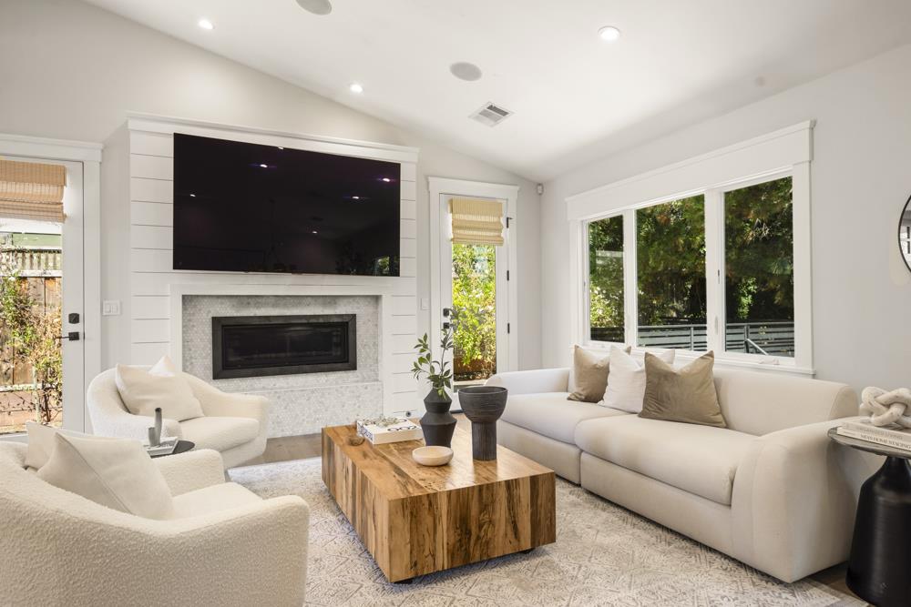 Detail Gallery Image 4 of 33 For 967 Stony Hill Rd, Redwood City,  CA 94061 - 4 Beds | 3/1 Baths