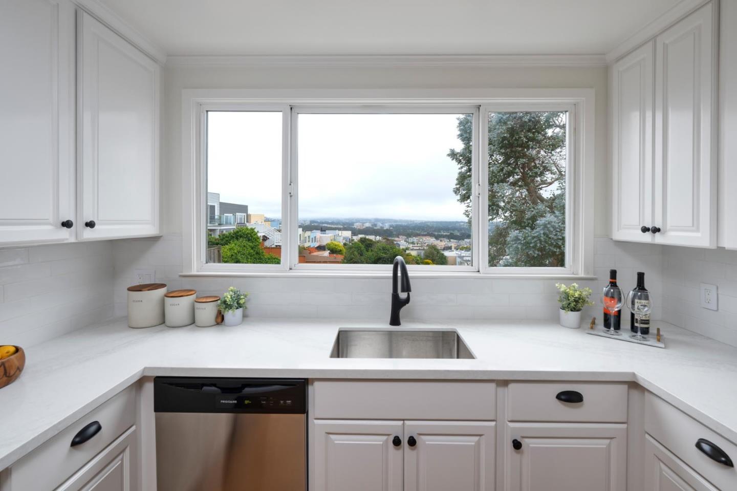 Detail Gallery Image 9 of 14 For 1827 Quintara St, San Francisco,  CA 94116 - 2 Beds | 1 Baths