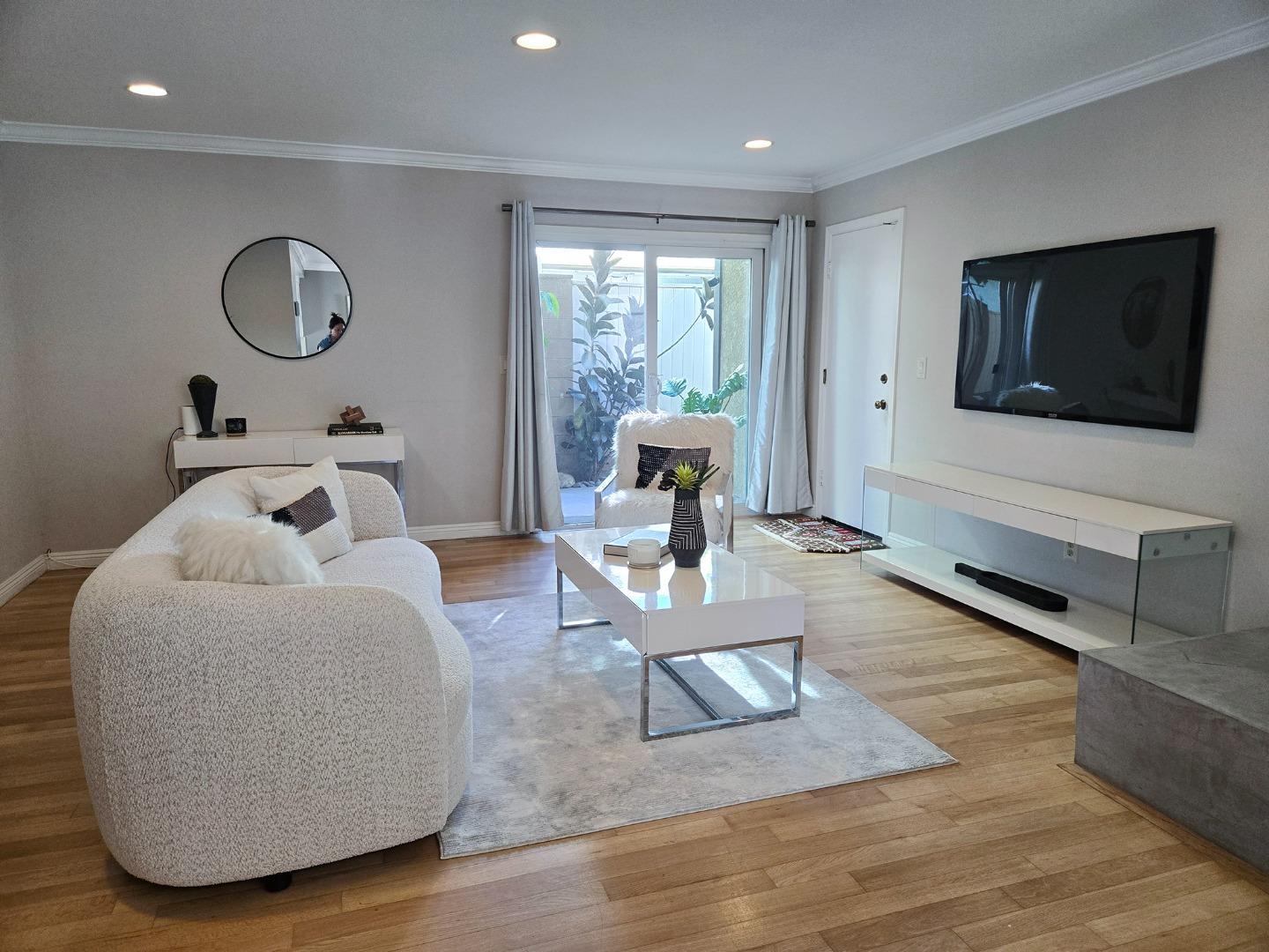 Detail Gallery Image 11 of 38 For 1812 Clark Ln a,  Redondo Beach,  CA 90278 - 4 Beds | 3 Baths