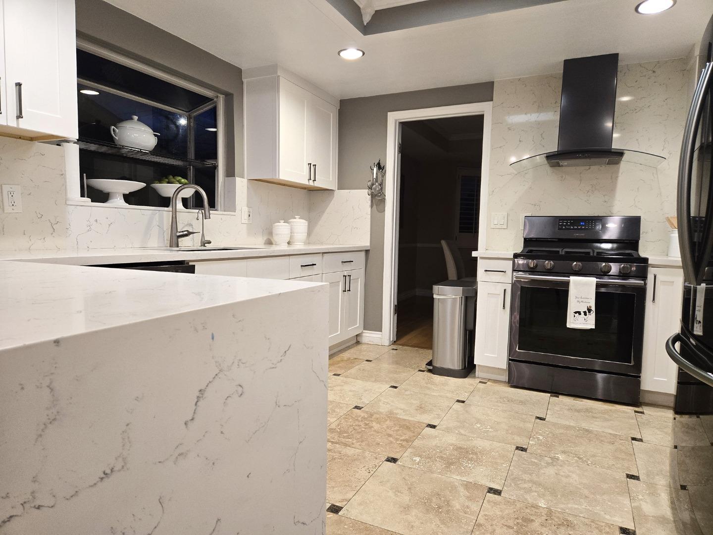 Detail Gallery Image 15 of 38 For 1812 Clark Ln a,  Redondo Beach,  CA 90278 - 4 Beds | 3 Baths