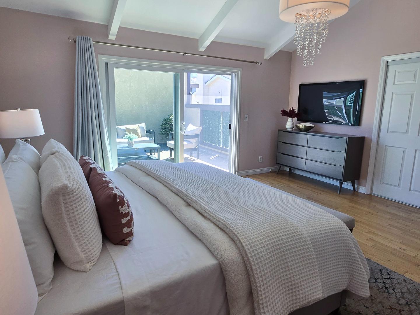 Detail Gallery Image 19 of 38 For 1812 Clark Ln a,  Redondo Beach,  CA 90278 - 4 Beds | 3 Baths