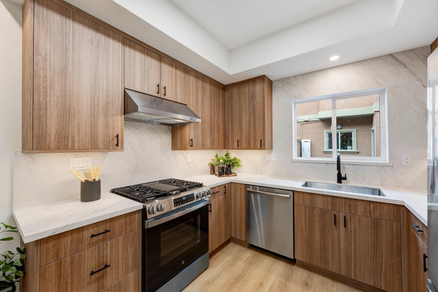 Detail Gallery Image 13 of 30 For 313 6th Ave, Menlo Park,  CA 94025 - 3 Beds | 3 Baths