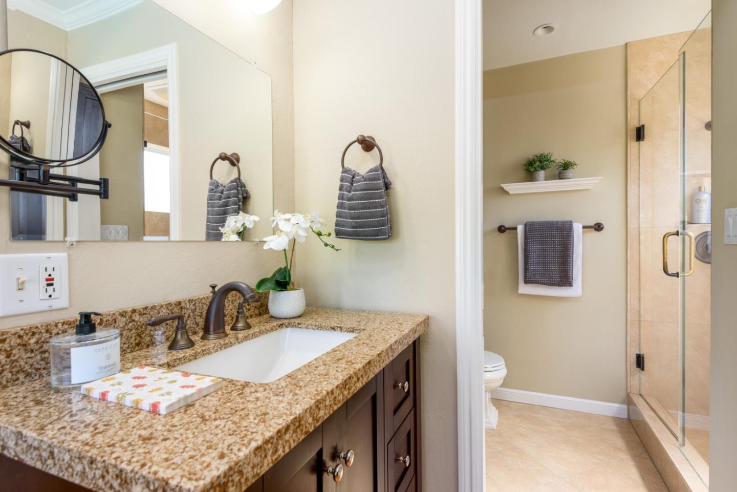 Detail Gallery Image 13 of 26 For 3694 Country Club Dr, Redwood City,  CA 94061 - 3 Beds | 2/1 Baths