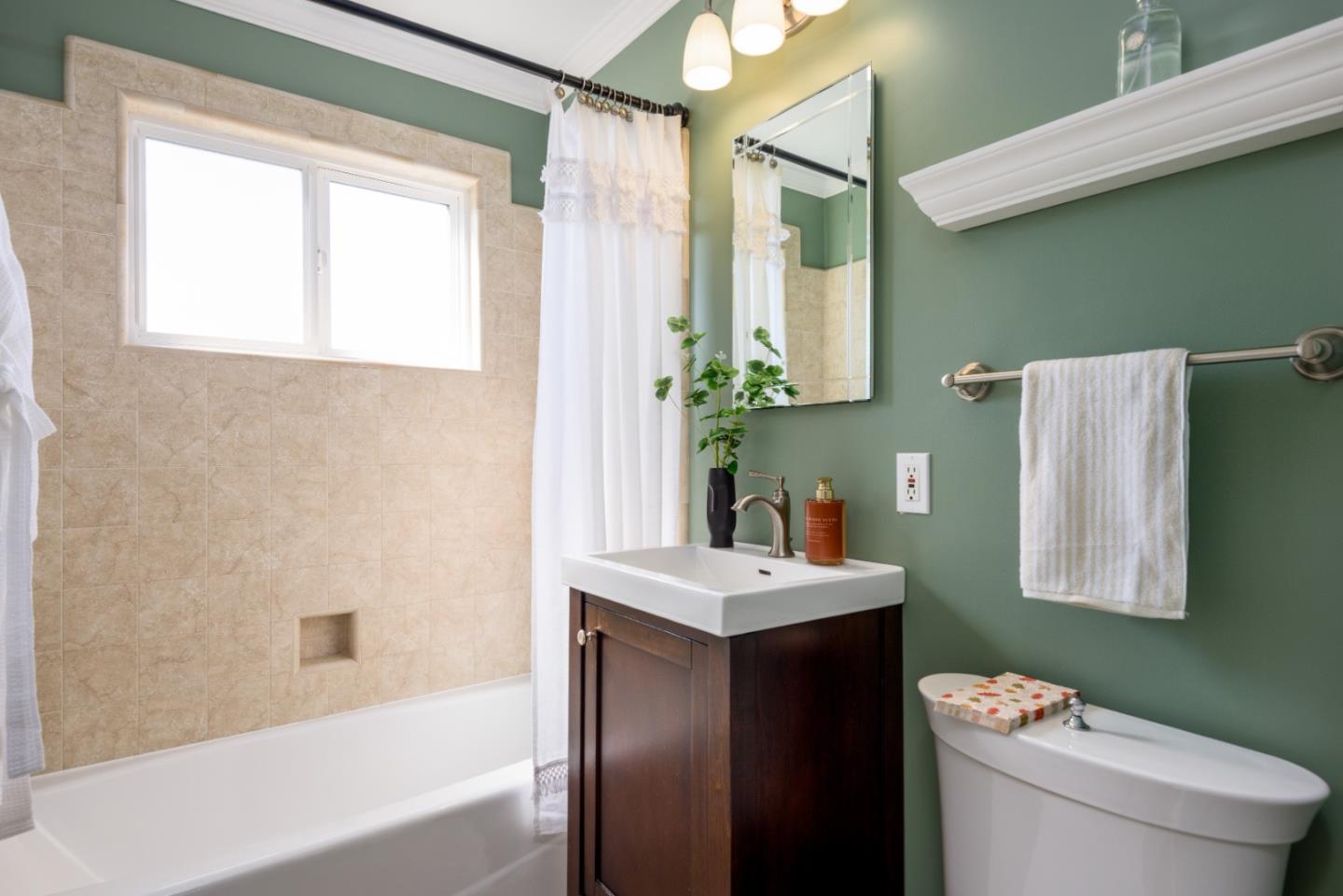 Detail Gallery Image 16 of 26 For 3694 Country Club Dr, Redwood City,  CA 94061 - 3 Beds | 2/1 Baths