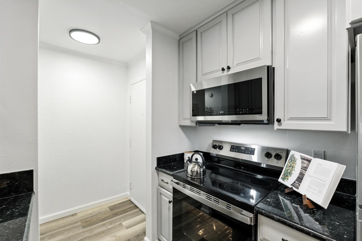 Detail Gallery Image 8 of 39 For 373 Half Moon Ln #108,  Daly City,  CA 94015 - 2 Beds | 1 Baths