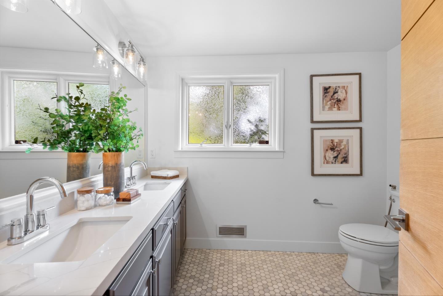 Detail Gallery Image 14 of 35 For 730 Monte Rosa Dr, Menlo Park,  CA 94025 - 4 Beds | 2/1 Baths