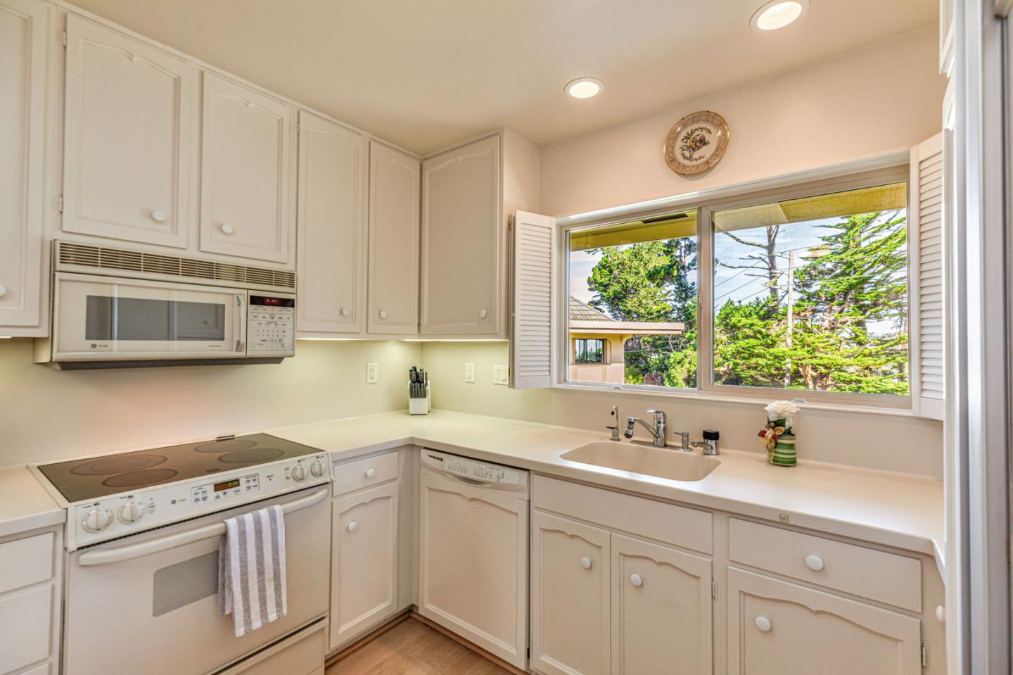 Detail Gallery Image 13 of 47 For 59 Skyline Crest Dr, Monterey,  CA 93940 - 3 Beds | 3 Baths
