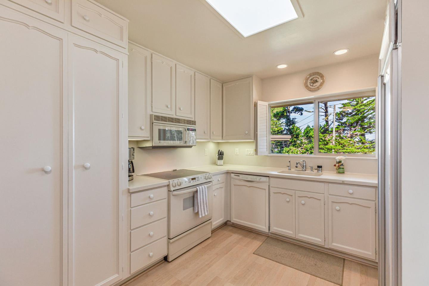 Detail Gallery Image 8 of 47 For 59 Skyline Crest Dr, Monterey,  CA 93940 - 3 Beds | 3 Baths