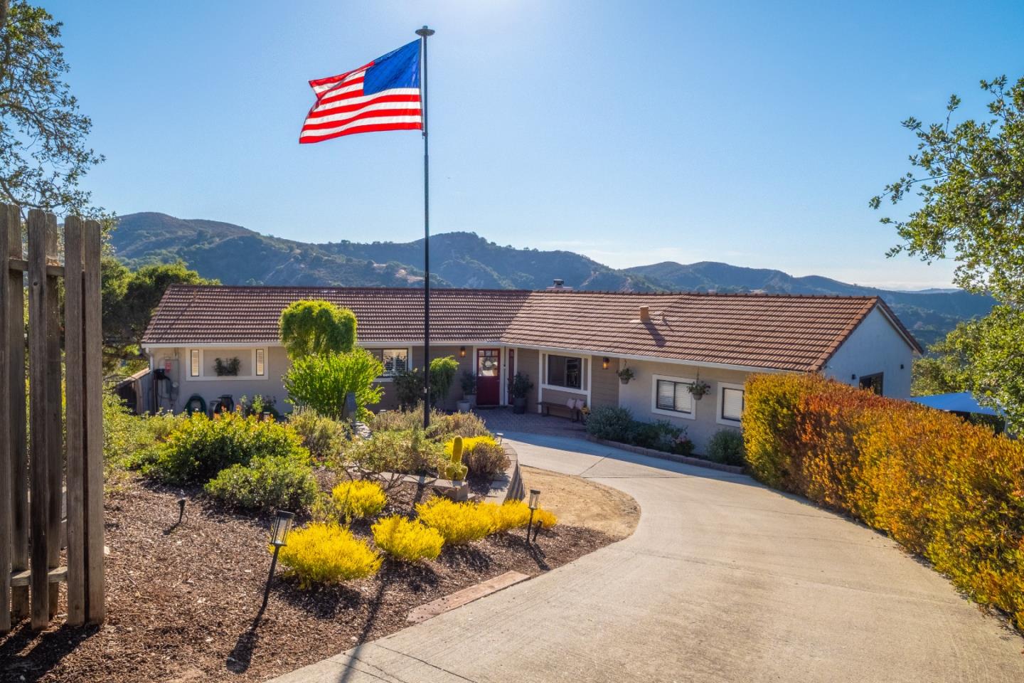 Detail Gallery Image 1 of 41 For 225 San Benancio Rd, Salinas,  CA 93908 - 3 Beds | 2 Baths